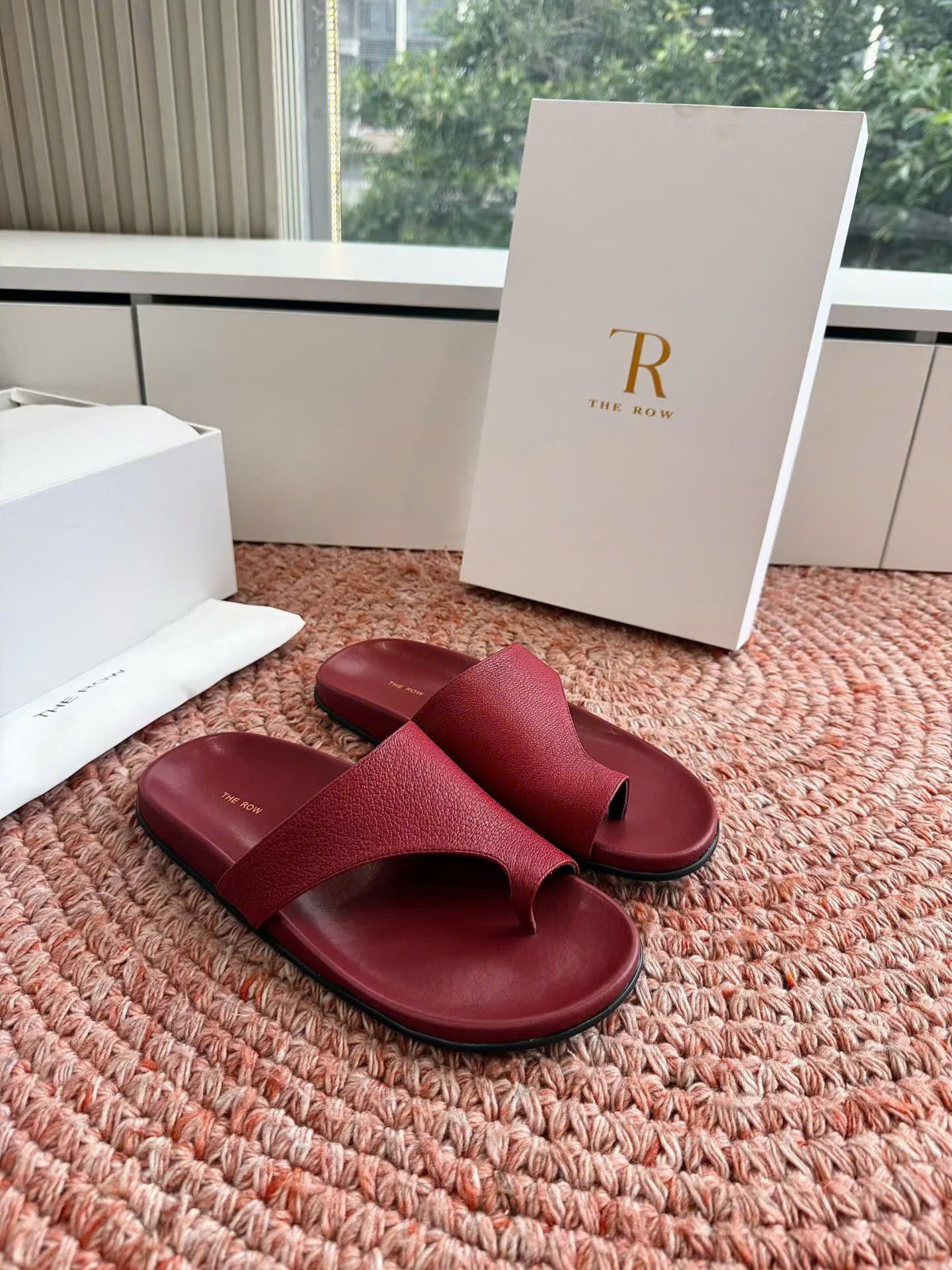 The Row Leather Flip Flop Sandals Elevated Coastal Minimalism - Image 3