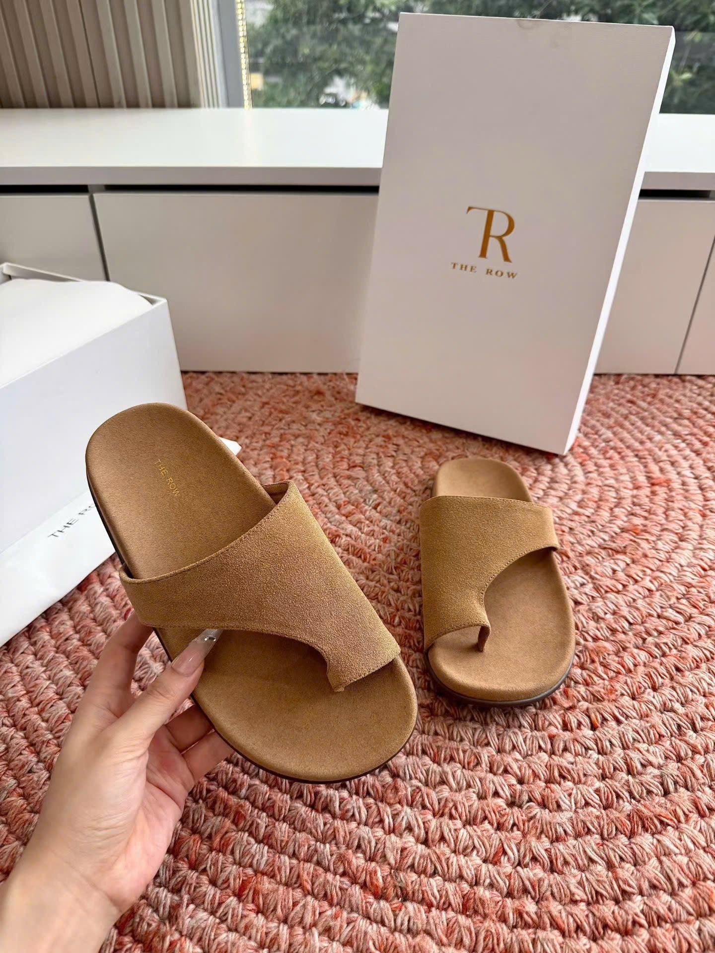 The Row Leather Flip Flop Sandals Elevated Coastal Minimalism - Image 3