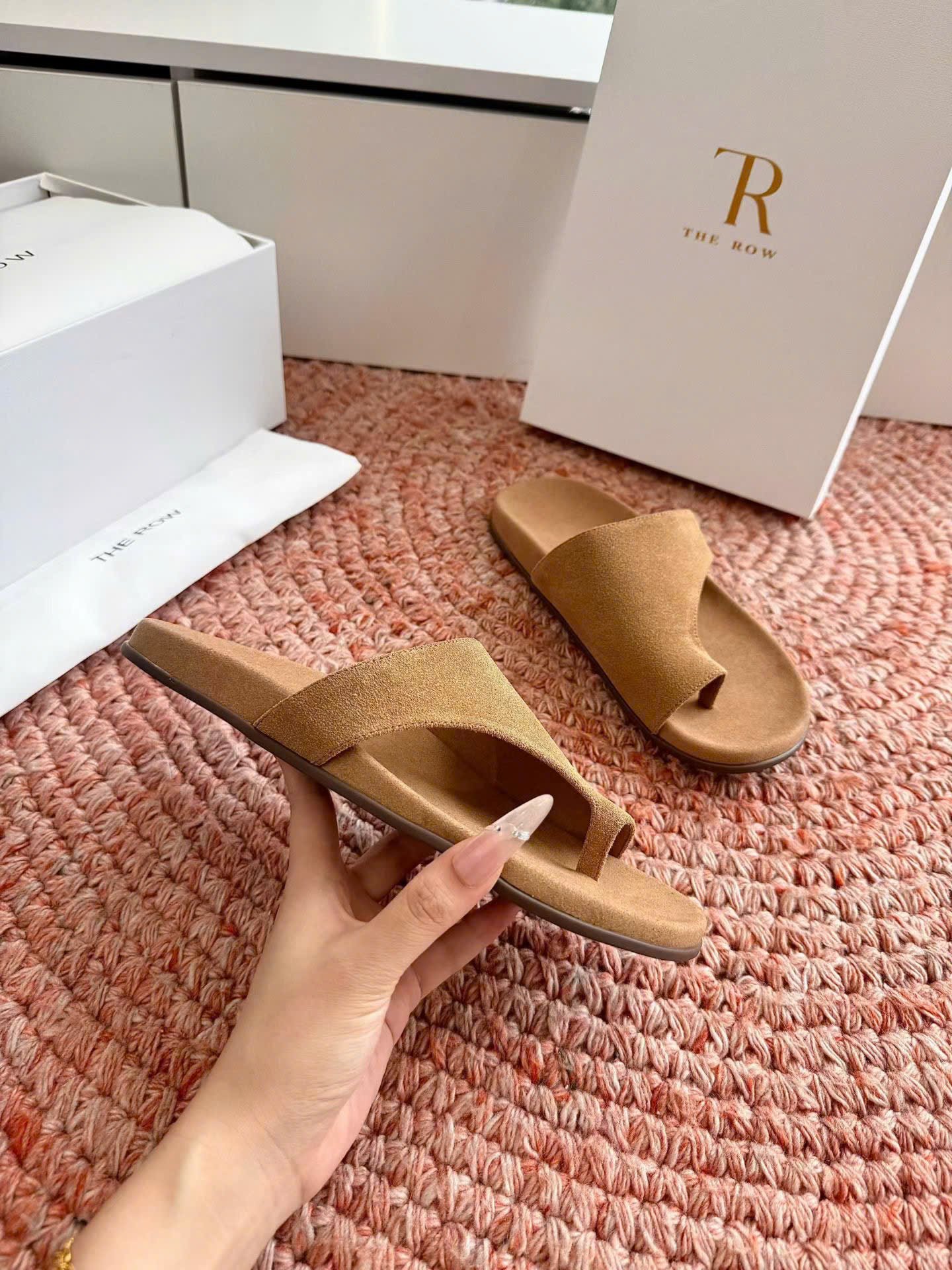The Row Leather Flip Flop Sandals Elevated Coastal Minimalism - Image 4