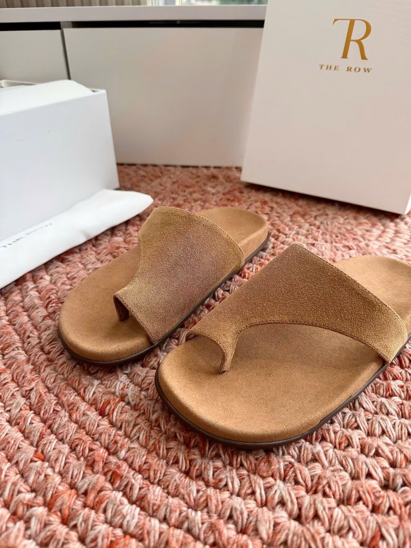 The Row Leather Flip Flop Sandals Elevated Coastal Minimalism - Image 8