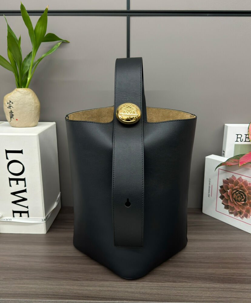 Loewe Medium Pebble Bucket Bag In Mellow Calfskin - Image 2