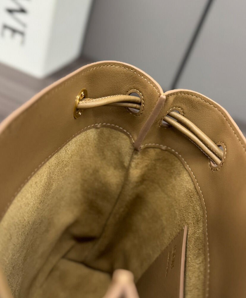 Loewe Pebble Pouch In Smooth Calfskin - Image 9