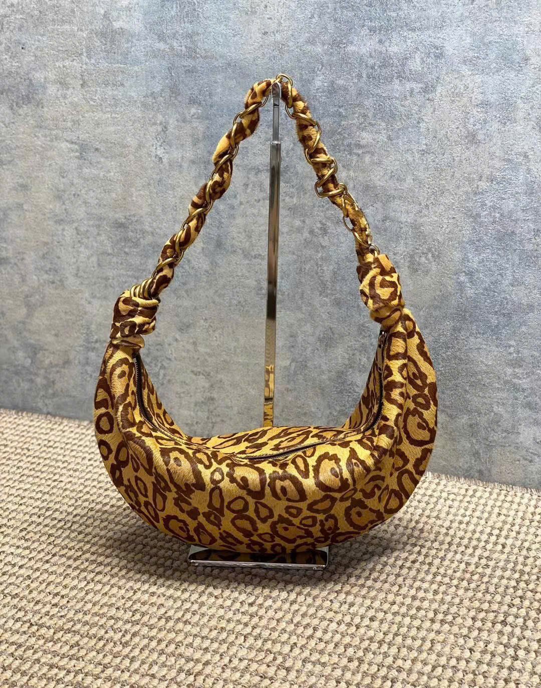 Saint Laurent Amalia Hobo