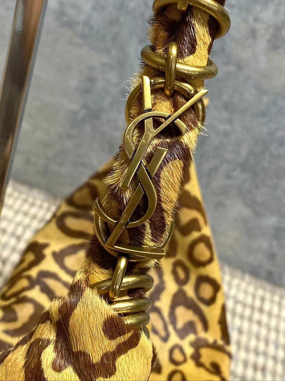 Saint Laurent Amalia Hobo Bag - Image 3