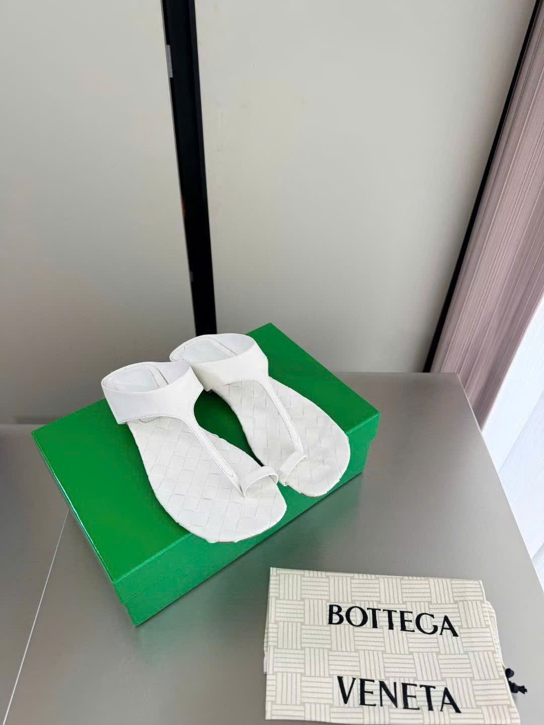 Bottega Veneta Livia Flat Thong Sandal - Image 5