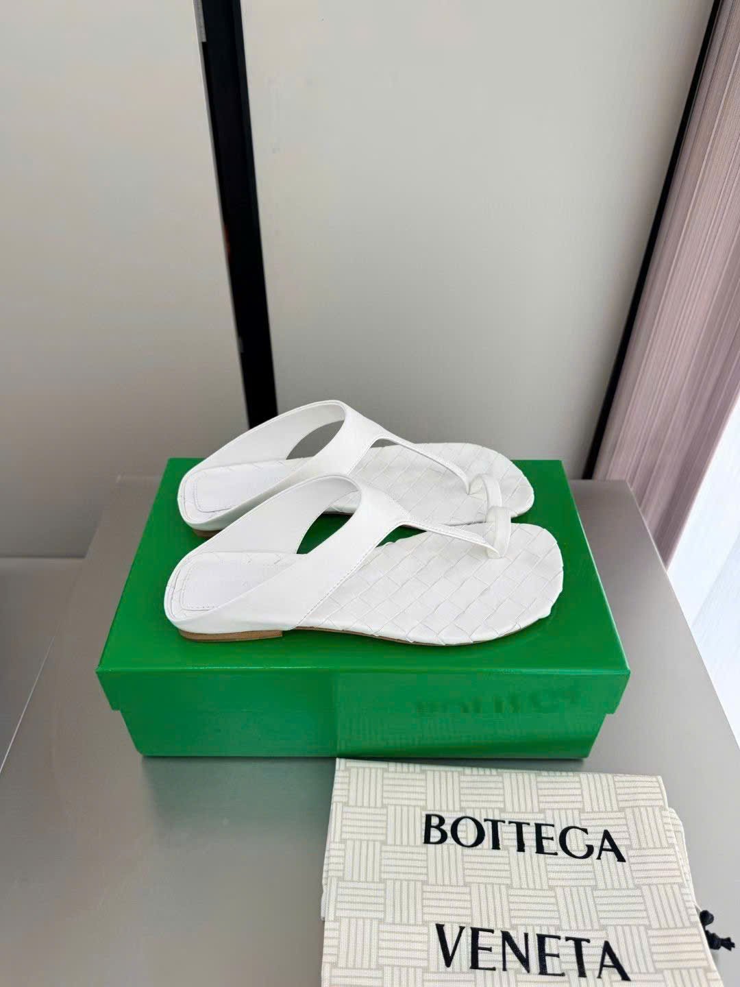 Bottega Veneta Livia Flat Thong Sandal - Image 9